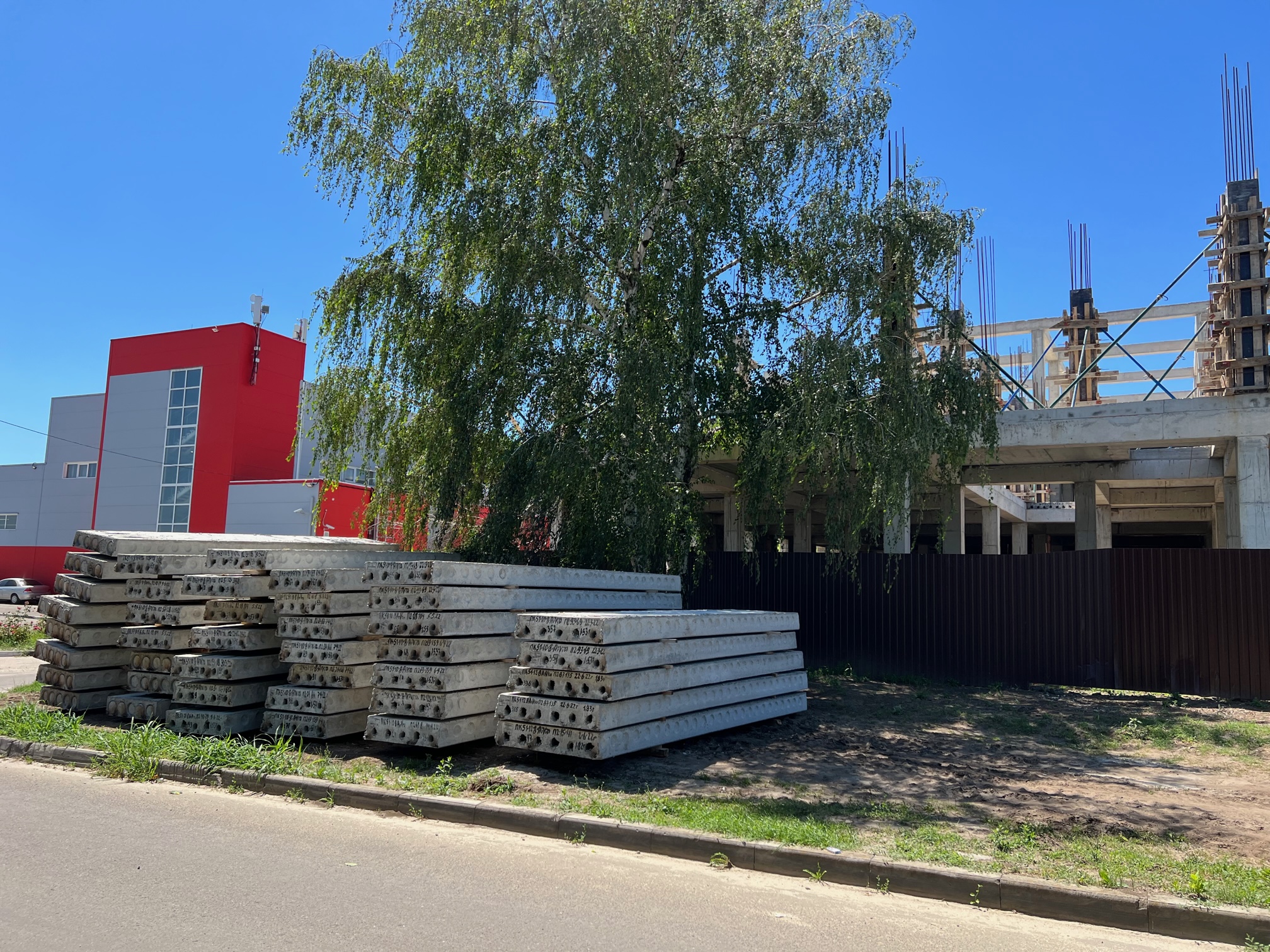 Плиты перекрытия на строительной площадке заказчика